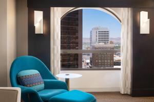 Area soggiorno di Renaissance Phoenix Downtown Hotel