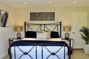 a bedroom with a large bed with two lamps at KAWAMA K1 in Key Largo, Beach, Lagoon, Pools, Tennis, Free Bikes and Canoes in Key Largo +35 photos