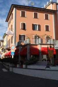 un bâtiment avec des parapluies rouges devant lui dans l'établissement Hotel San Marco, à Bedonia