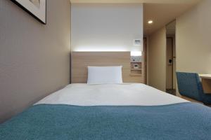 Postel nebo postele na pokoji v ubytování Keio Presso Inn Tokyo Kudanshita