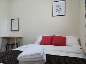 Zulanie's The Pool Cottage near D'Aur Beach, Melawi, Bachok客房内的一张或多张床位