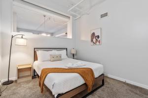 Ένα ή περισσότερα κρεβάτια σε δωμάτιο στο CozySuites - 1BR with Direct Skybridge Access #3