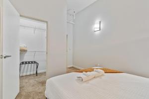 Ένα ή περισσότερα κρεβάτια σε δωμάτιο στο CozySuites - 1BR with Direct Skybridge Access #3
