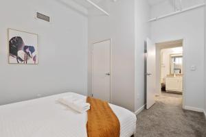 Ένα ή περισσότερα κρεβάτια σε δωμάτιο στο CozySuites - 1BR with Direct Skybridge Access #3 +30 φωτογραφίες