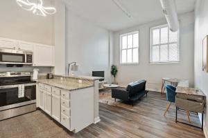 Η κουζίνα ή μικρή κουζίνα στο CozySuites - 1BR with Direct Skybridge Access #3