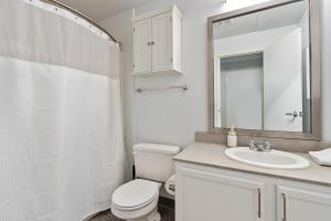 Ένα μπάνιο στο CozySuites - 1BR with Direct Skybridge Access #3
