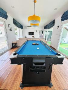 a large living room with a pool table at บ้านลิน พูลวิลล่า พัทยา in Bang Lamung