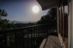 Vista generica sulle montagne o vista sulle montagne dall'interno dell'affittacamere