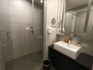 HomeStudio 3 Pax at Ion Delemen, Genting Highlands的一间浴室
