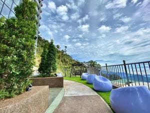 云顶高原HomeStudio 3 Pax at Ion Delemen, Genting Highlands的阳台享有海景,配有蓝色椅子。