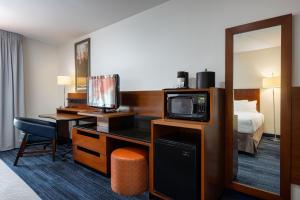Postel nebo postele na pokoji v ubytování Fairfield Inn & Suites by Marriott Smithfield