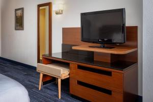 TV a/nebo společenská místnost v ubytování Fairfield Inn & Suites by Marriott Smithfield