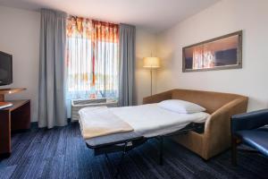 TV a/nebo společenská místnost v ubytování Fairfield Inn & Suites by Marriott Smithfield