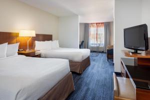 Postel nebo postele na pokoji v ubytování Fairfield Inn & Suites by Marriott Smithfield