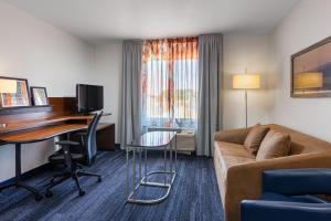 TV a/nebo společenská místnost v ubytování Fairfield Inn & Suites by Marriott Smithfield