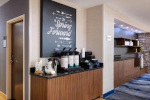 Kuchyň nebo kuchyňský kout v ubytování Fairfield Inn & Suites by Marriott Smithfield