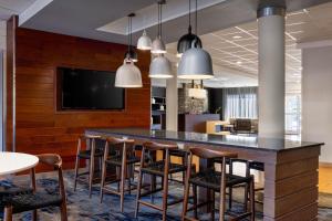 Kuchyň nebo kuchyňský kout v ubytování Fairfield Inn & Suites by Marriott Smithfield