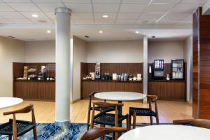 Příslušenství pro přípravu čaje a kávy v ubytování Fairfield Inn & Suites by Marriott Smithfield