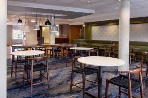 Restaurace v ubytování Fairfield Inn & Suites by Marriott Smithfield