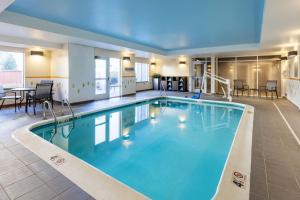 Bazén v ubytování Fairfield Inn & Suites by Marriott Smithfield nebo v jeho okolí