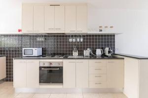 Una cocina o zona de cocina en Sunset Sands on Esplanade By Host Solutions