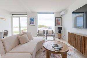 una sala de estar con un sofá y una mesa en Sunset Sands on Esplanade By Host Solutions, en West Beach