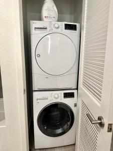 ロサンゼルスにあるCozy apartment in Hollywoodの小さな部屋に洗濯機と乾燥機があります。