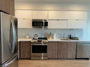 ロサンゼルスにあるCozy apartment in Hollywoodのキッチン(ステンレス製のコンロ、冷蔵庫付) +6枚の写真