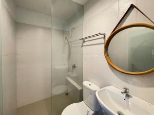 Un baño de Urbanview Code Riverstay Yogyakarta 59 fotos más