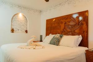 En eller flere senge i et værelse på Villa Pajaros