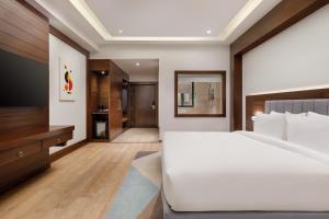 Holiday Inn Resort Kathmandu Budhanilkantha by IHG客房内的一张或多张床位