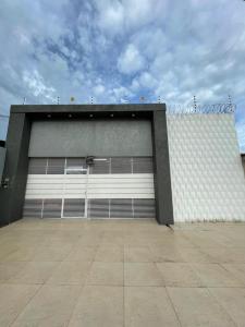 een groot gebouw met een grote garagedeur bij Casa Linda, moderna e aconchegante in Rio Branco