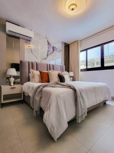 a large bedroom with a large bed with pillows at Luxury Apartment Downtown in Santiago de los Caballeros