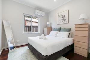 Кровать или кровати в номере Guildford Cottage By Swan Bnb Management