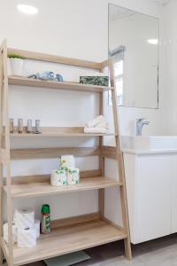 Ванная комната в Guildford Cottage By Swan Bnb Management +30 фотографий