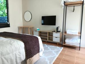 Zulanie's The Pool Cottage near D'Aur Beach, Melawi, Bachok客房内的一张或多张床位