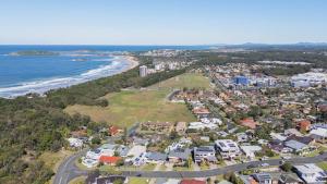 una vista aérea de una ciudad y el océano en The Lookout Lounge - Pet Friendly, Pool, Great Views!, en Coffs Harbour 10 fotos más