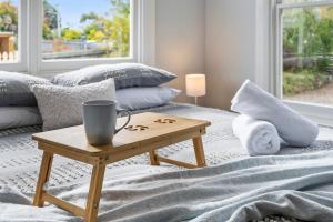 a room with a bed and a coffee table at Beach Holiday Home-Close to Airport-3 Bed & 2 Bath in Lauderdale