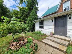 a house with a blue door and a garden at Farmhouse in Simcoe