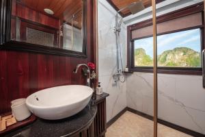 ein Badezimmer mit Waschbecken und Dusche in der Unterkunft Ruby Cruise in Hạ Long