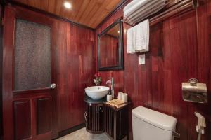 ein Badezimmer mit Toilette und Waschbecken in der Unterkunft Ruby Cruise in Hạ Long