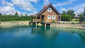 克莱佩达Villa RELAX的坐在一大片水面上的房子