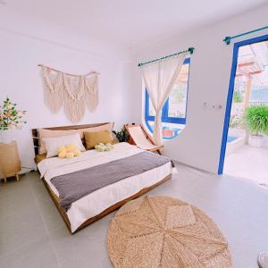una camera con un grande letto e una grande finestra di Coral Bay Kingroom a Phu Quoc Altre 37 foto