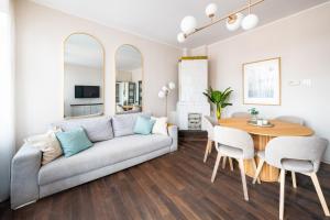 Μια τηλεόραση ή/και κέντρο ψυχαγωγίας στο Stunning Apartment with Balcony