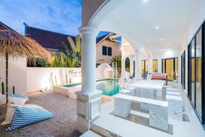 ナ・ジョムティエンにあるPlay Story Pool Villa Na Jomtienの屋外パティオ(プール、家付)