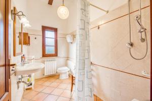 A bathroom at Sun Hill Apartments