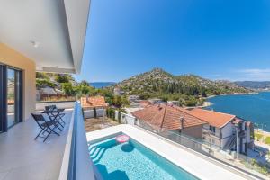 Una vista desde el balcón de una casa con piscina. en Familiy Villa Navis with heated pool, en Rogotin