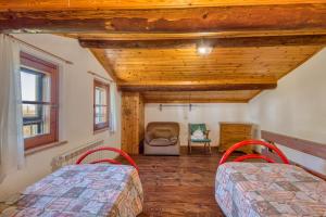 A bed or beds in a room at Sun Hill Apartments