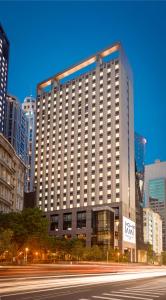 un grande edificio in una città con una strada di HOTEL CHAM CHAM - Taipei a Taipei
