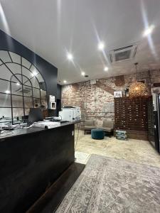Kuchyň nebo kuchyňský kout v ubytování Tribeca Hotel FiDi